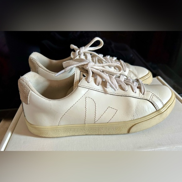 Veja Shoes - Veja size 6